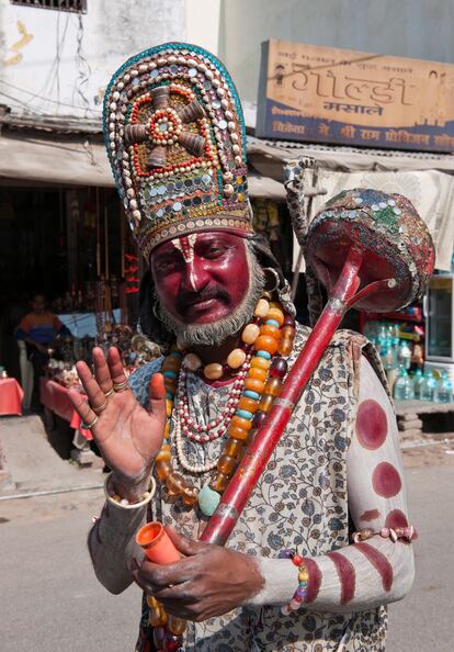 Hombre ataviado con el traje del dios hindú Hanuman.