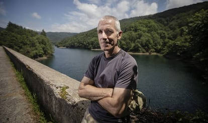 Arturo Elosegi, con el embalse de Enobieta a su espalda.