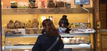 Una mujer compra en una de las panaderías abiertas en la capital durante el estado de alarma.