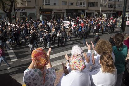 El personal sanitario del hospital Puerta del Mar aplaude a los trabajadores que se manifiestan.