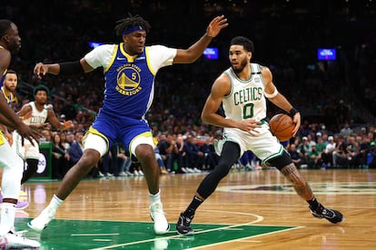 Kevon Looney de los Golden State Warriors defiende contra Jayson Tatum de los Boston Celtics, mientras los locales tomaban ventaja en el primer cuarto, en el TD Garden, en Boston, EEUU.