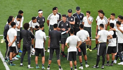 Osorio da indicaciones en el último entrenamiento de México.