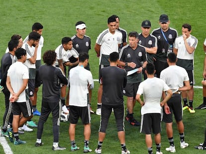 Osorio da indicaciones en el último entrenamiento de México.