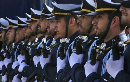 Cientos de soldados han desfilado en el Día del Ejército iraní mostrando su capacidad militar.