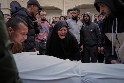 Una anciana llora sobre el cadáver de una persona muerta tras un ataque israelí en la Ciudad de Gaza, este martes. 