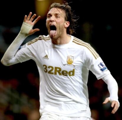 Michu celebra un gol ante el Arsenal.