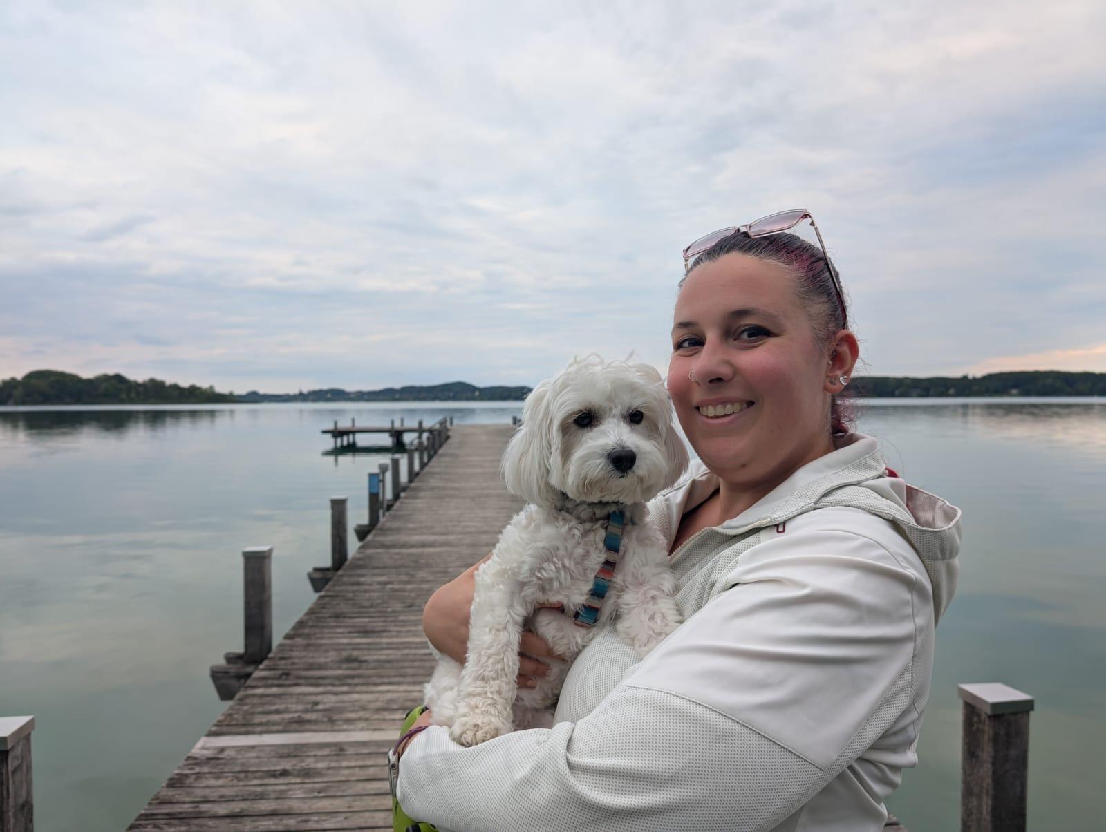 Virginia de Vega, con su perrita Cleo, en una imagen cedida.