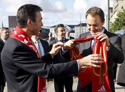 Rodríguez Zapatero recibe del primer ministro danés una bufanda española.