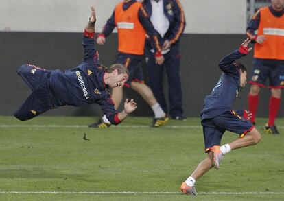 Sergio Ramos y Jesús Navas (derecha) durante un entrenamiento en la ciudad austriaca de Innsbruck en mayo de 2010. La Roja jugó dos partidos amistosos ante Arabia Saudí y Corea del Sur antes de viaja a Sudáfrica para disputar el Mundial de 2010.