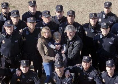 Adrián y sus padres (centro), con los agentes de Córdoba.