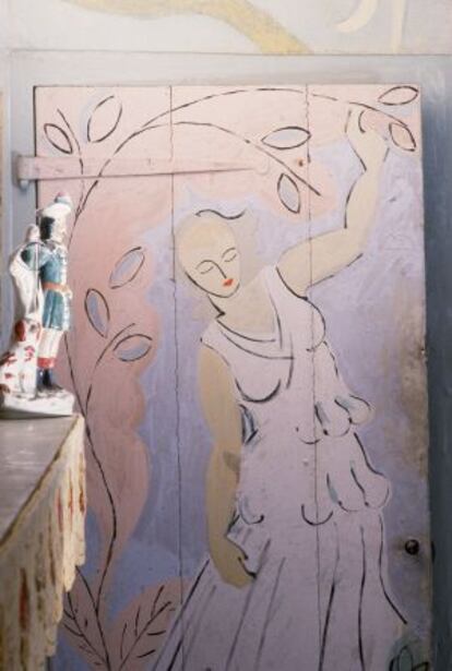 Puerta pintada por Angelica Bell, hija de Vanessa Bell y Duncan Grant, en Charleston.