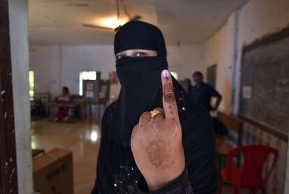 Una mujer musulmana muestra su dedo marcado con tinta después de emitir su voto durante la cuarta fase de las elecciones generales en un centro electoral en el distrito Kendrapada del estado de Odisha (India). Las elecciones en el país comenzaron el 11 de abril y se extienden hasta el 19 de mayo.