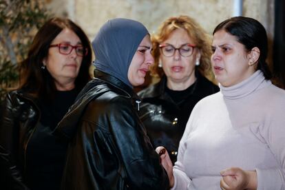 Amigas y vecinas de la mujer de 34 años asesinada por su pareja en Sagunto (Valencia), este jueves durante la concentración en el Ayuntamiento.