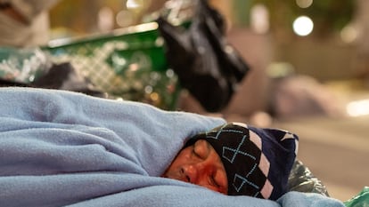 Mulher dorme na rua de São Paulo na madrugada do dia 29 de julho, quando a temperatura registrada foi a mais baixa dos últimos cinco anos.