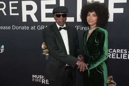 Milton Nascimento y Esperanza Spalding en la alfombra roja de los Premios GRAMMY en Los Ángeles, el 2 de febrero.