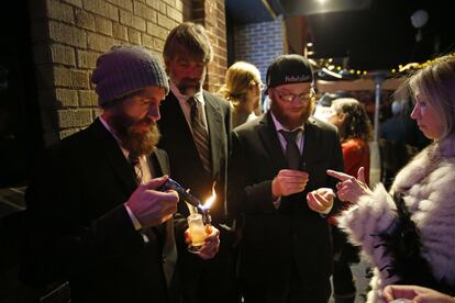 Asistentes a una fiesta de Año Nuevo fuman marihuana en Denver, Colorado. Las autoridades de Colorado estiman que los beneficios por las ventas pueden ascender a 578 millones de dólares (418 millones de euros), incluidos 67 millones de dólares (49 millones) solo en impuestos.