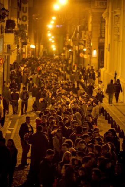 Seguidores de Cerati hacen fila en el velorio.