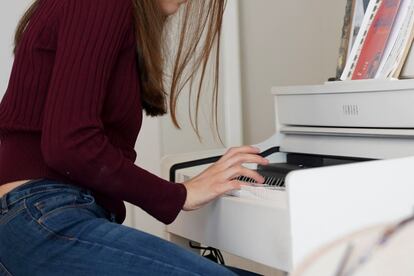 Lola toca el piano en el salón de su casa