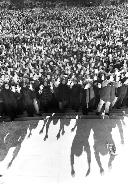 Manos blancas por Francisco Tomás y Valiente. Miles de estudiantes de la Universidad Autónoma de Madrid se manifiestan en el campus con las manos pintadas de blanco, en protesta por el asesinato por ETA, el día anterior en su despacho de la facultad de Derecho del catedrático y expresidente del Tribunal Constitucional.