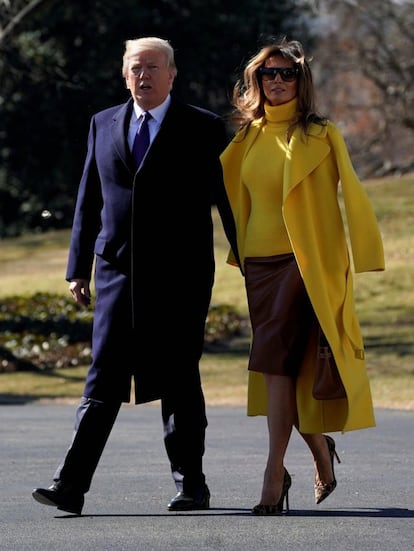 Cada vez es más habitual ver los desplantes que la primera dama de EE UU le hace a su marido. El último ha sido este lunes a su regreso a la Casa Blanca tras su visita oficial a Ohio. Melania Trump, vestida con una falda marrón de cuero, combinado con unos zapatos de tacón, bolso y guantes del mismo tono, y un jersey amarillo a juego con el abrigo que llevaba sobre los hombros, ha vuelto a retirarle la mano a Donald Trump cuando el presidente ha intentado cogérsela y parar frente a la prensa que esperaba a su bajada del helicóptero. Finalmente, la esposa del presidente ha cedido y, aunque no le ha dado la mano, sí ha posado ante los fotógrafos.