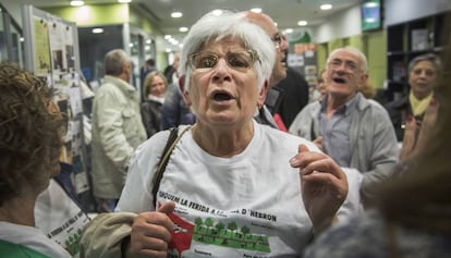 Vecinos de Horta protestan contra la alcaldesa de Barcelona Ada Colau tras.