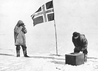 El 14 de diciembre de 1911 la expedición comandada por el noruego Roald Amundsen alcanzó el Polo Sur. En la imagen, Roald Amundsen con lo que parece ser un astrolabio, detrás de la bandera noruega.