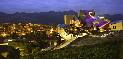 El hotel-bodega Marqués de Riscal, obra del arquitecto Frank Gehry, en Elciego (La Rioja).