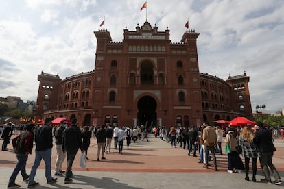 Cola para entrar a Las Ventas este domingo, en la primera corrida desde que comenzó la pandemia.