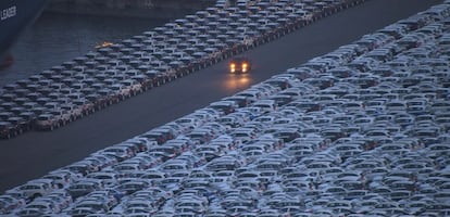 Coches reci&eacute;n desembarcados en un puerto de Corea