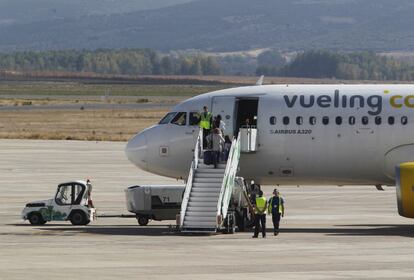 Los últimos pasajeros del vuelo a Barcelona que despegó pasadas las 14.45 horas de la tarde cargan sus maletas antes de entrar al avión. Desde hoy, más horas separan Ciudad Real de la capital condal