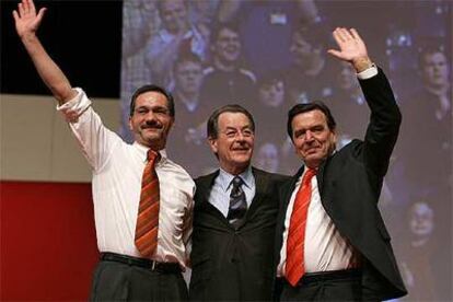 De izquierda a derecha, Matthias Platzeck, nuevo presidente del SPD, Müntefering y Schröder, ayer en Karlsruhe.