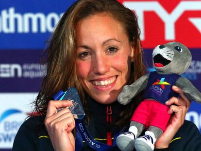 Jessica Vall, con la medalla de plata de los 200 braza.