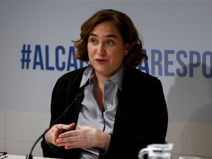 La alcaldesa Ada Colau, durante el encuentro con la prensa en el Colegio de Periodistas de Barcelona.