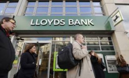 Unos peatones pasan por delante de una sucursal de Lloyds en Londres, Reino Unido. EFE/Archivo