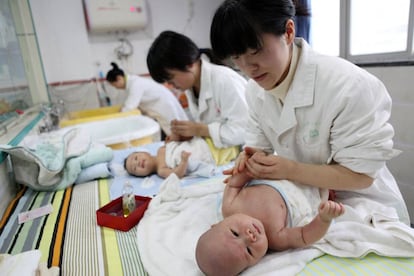 Unas enfermeras cuidan de unos bebés en un centro de infancia de Yongquan, en el sur de China.