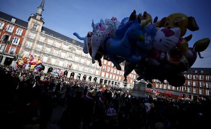 La Plaza Mayor de Madrid, repleta de transeúntes en este puente de la Inmaculada.