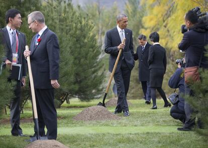 El presidente de EEUU, Barack Obama; el de México, Enrique Peña Nieto; y el ministro canadiense de Comercio, Ed Fast, durante la ceremonia de plantación de árboles de la amistad en el Yanqi Lake, en Pekín (China).