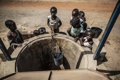 Taibu Balde, vecina de Cansantin de 58 años e integrante del comité de agua de la comunidad, recuerda que antes de las bombas, tenían un solo pozo para agua de consumo humano y un lago donde lavaban y cogían agua para el baño. "Pero la cantidad que sacábamos del pozo ya no alcanzaba para toda la comunidad", asegura. En la imagen, unos niños juegan a sacar el cubo de aquel único y viejo pozo del que disponía la aldea.