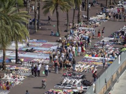 El Ayuntamiento de Barcelona aplica mano dura contra los vendedores ambulantes saturando con policías las zonas donde suelen instalarse