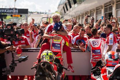 Iannone, con Dall'Igna en brazos, y todo el equipo Ducati.