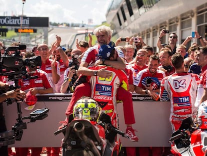 Iannone, con Dall&#039;Igna en brazos, y todo el equipo Ducati.