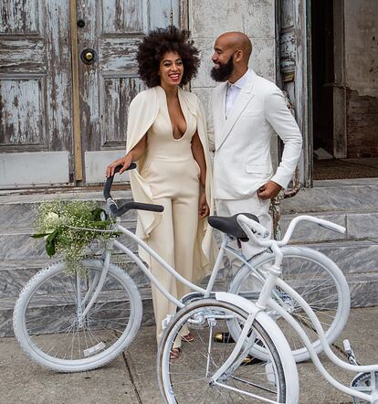 Solange Knowles. En su segunda boda, con Daniel Smith, la cantante optó por lo sencillo. Celebrada en Nueva Orleans, los novios llegaban juntos a la ceremonia y pedaleando en bicicleta. Quizás por hacer el trayecto más cómodo, la hermana de Beyoncé eligió un mono con capa en blanco roto de Stéphane Rolland. El resto de los invitados vistieron de blanco.