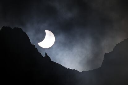 Imagen tomada en los montes Tatras, al sur de Polonia. El último eclipse solar visible en España tuvo lugar el 10 de junio de 2021 y el siguiente se verá únicamente en algunas islas Canarias, y con una magnitud muy baja (0,07), el 14 de octubre de 2023, mientras que el eclipse parcial del 29 de marzo de 2025 será visible en toda España.
