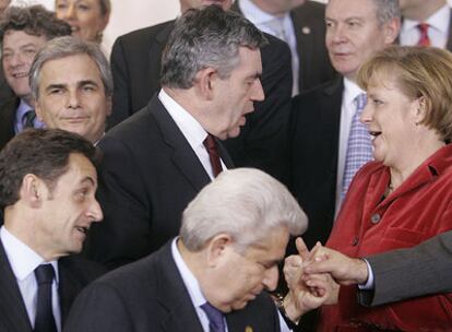 El primer ministro británico, Gordon Brown, habla con la canciller alemana, Angela Merkel, durante la foto de familia en Bruselas.