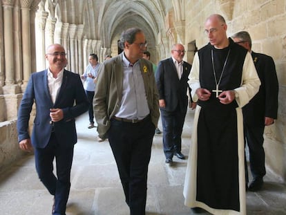 Quim Torra (en el centro) con Octavi Vila, abad de Poblet, durante su visita de ayer al monasterio tarraconense. 