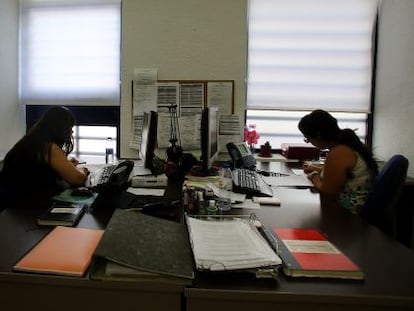 Dos asistentes telef&oacute;nicas en el centro Mujer 24 Horas de Valencia.