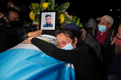 Una familiar de Iván Pablo Tomás, uno de los migrantes asesinados, llora durante una misa en su honor, en Comitancillo (Guatemala) el 12 de marzo de 2021.