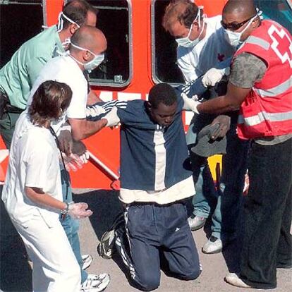 Un subsahariano es ayudado en La Gomera por los equipos de rescate.