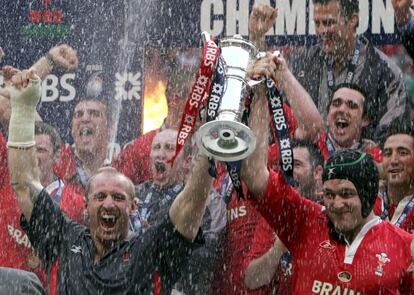 19/03/2005. Los capitanes de Gales Gareth Thomas ( i) y Michael Owen levantan el trofeo del Torneo de las Seis Naciones de rugby después de ganar a Irlanda en el partido de la final disputado en el estadio Milennium en Cardiff, Reino Unido.