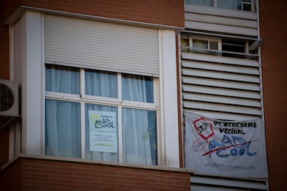 Una pancarta de queja por el Mad Cool cuelga en una ventana de un edificio de viviendas de Villaverde, el 11 de julio de 2025.